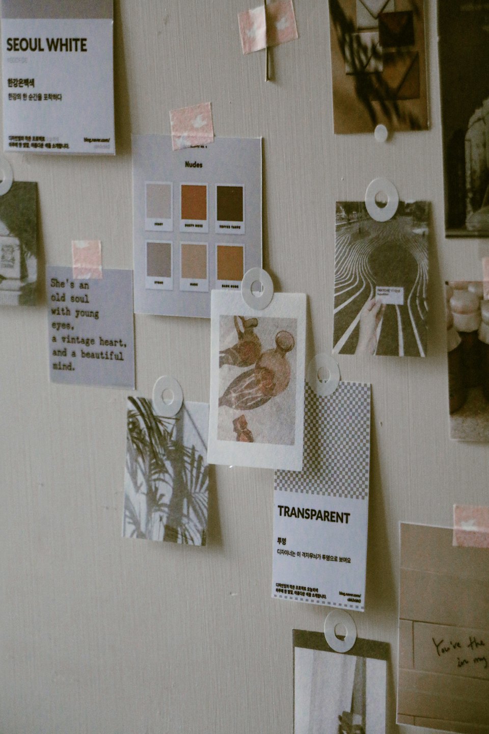 Mood board con campioni di colore e testi su un muro.