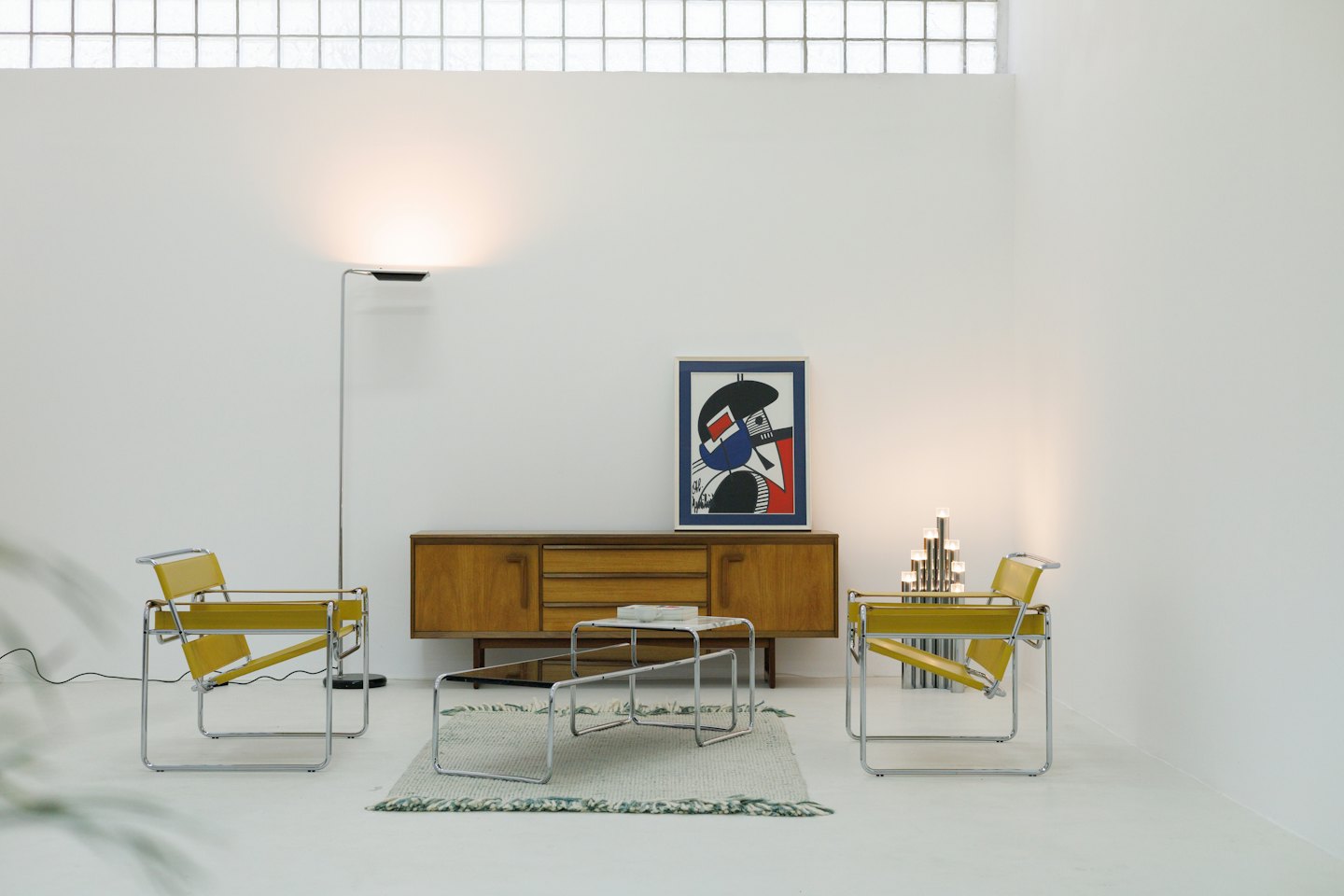 Soggiorno moderno con poltrone gialle e un quadro astratto.